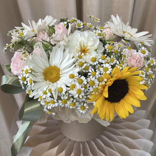 Ромашки и подсолнух в крафтовом цилиндре 🌼