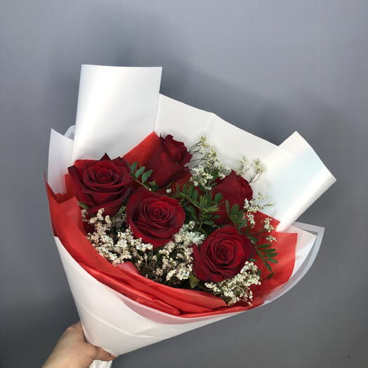 Бордовые розы с лимониумом в дизайнерской упаковке🌺🔥🩷