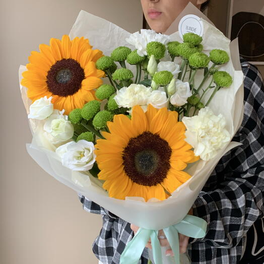 Букет «Лучик» с подсолнухами, Сантини, эустомой🌼