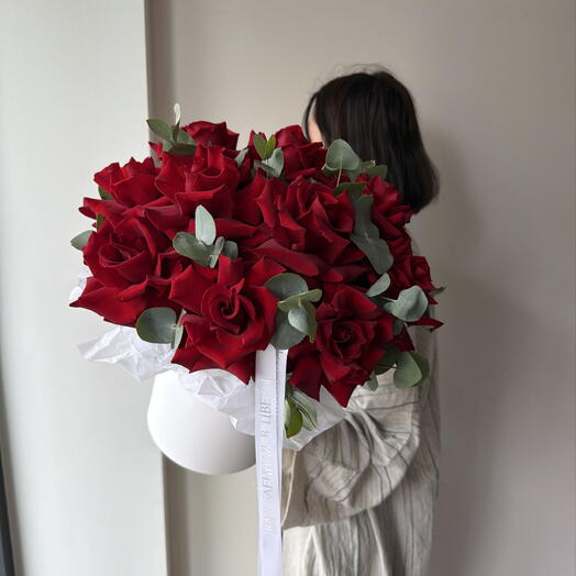 Красные ажурные розы в коробке