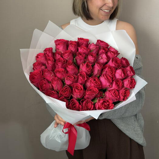 Ramo de 51 rosas carmesí
