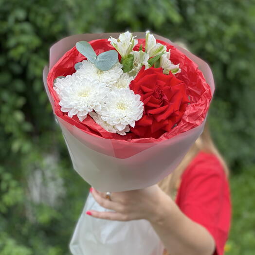 Яркий букет-комплимент из французской розы и альстромерии