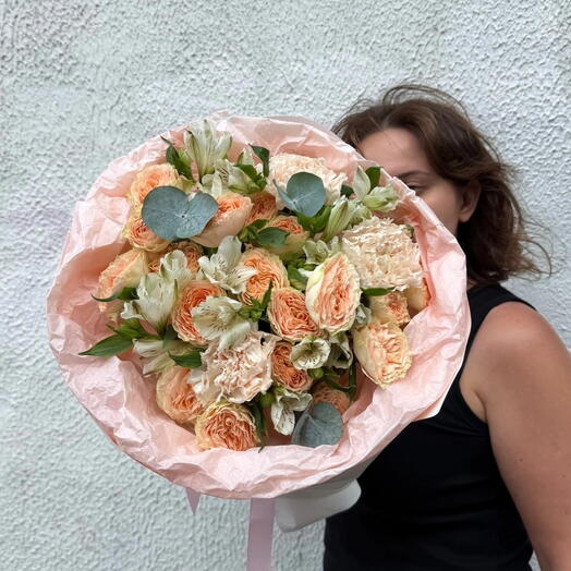 Сборный букет с кустовой розой