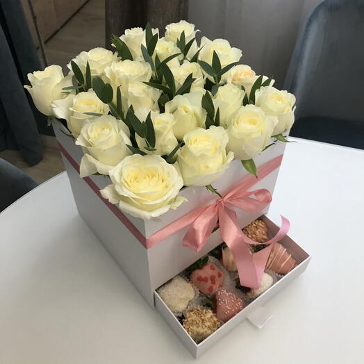 Бокс из клубники в шоколаде и роз 3