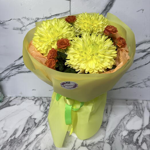 Букет из ярких хризантем и кустовой розы