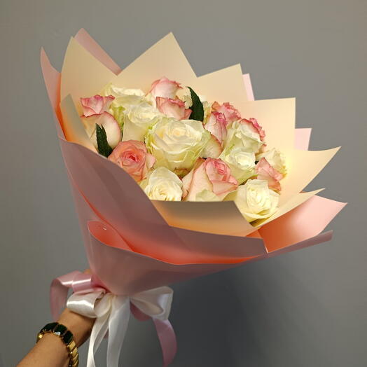 Топ 💐из 19 розово-белых роз в матовой пленке