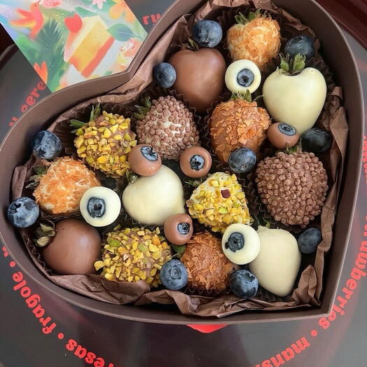 Сердце коричневое: клубника в белом и молочном шоколаде