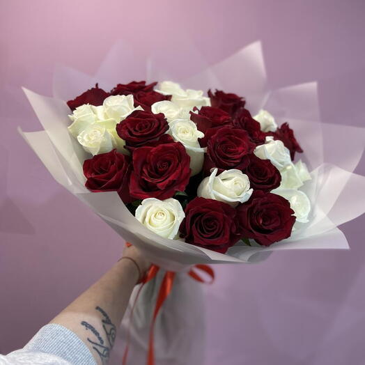 Букет из 21 Роза микс (красно-белой)