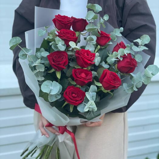 Букет из 11 роз Red Naomi и эвкалипта
