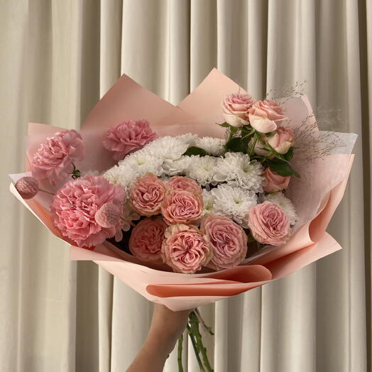 Букет с кустовыми розами , хризантемой и диантусами