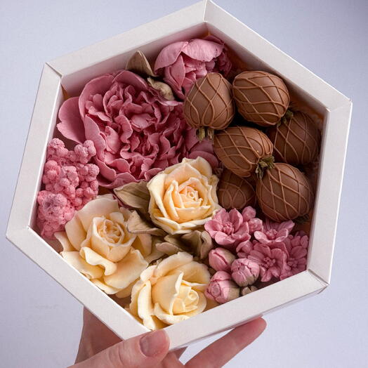 Цветы и клубника в шоколаде учителю
