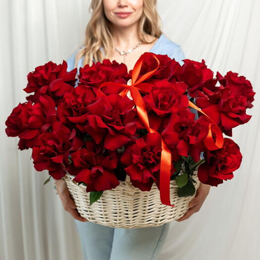 Корзина из 25 красных французских роз
