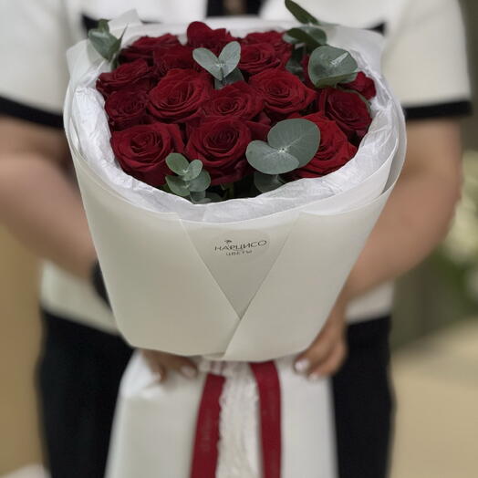 15 роз с эвкалиптом