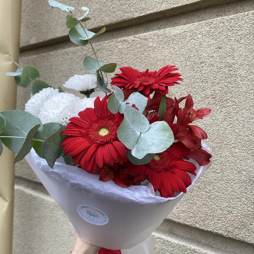 Яркий букет из 3 красных георгин , белой кустовой хризантемы , красной альстромерии и эвкалипта