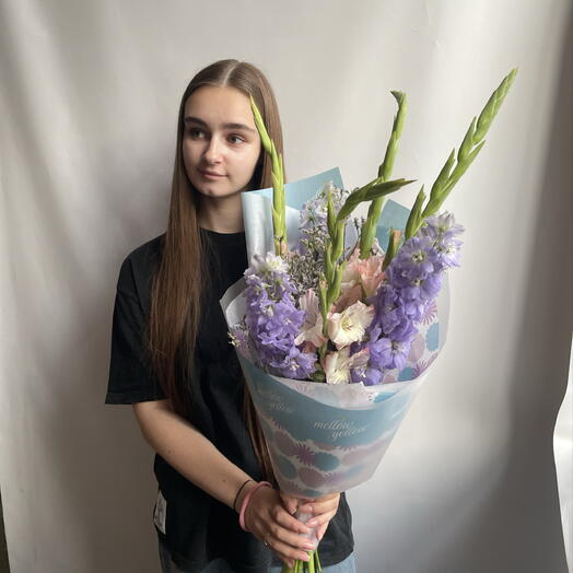 Букет с гладиолусами и дельфиниумами
