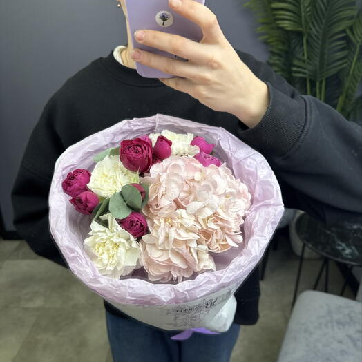 Сборный букет с розовой гортензией, белыми диантусами, кустовыми розами и эвкалиптом