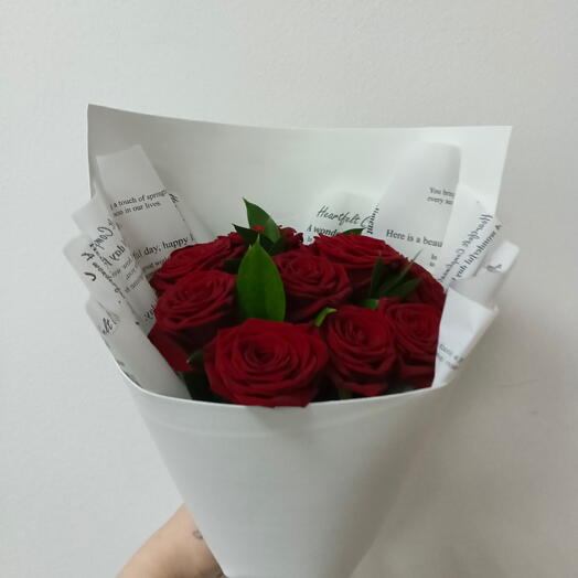 Букет из красных роз и рускуса