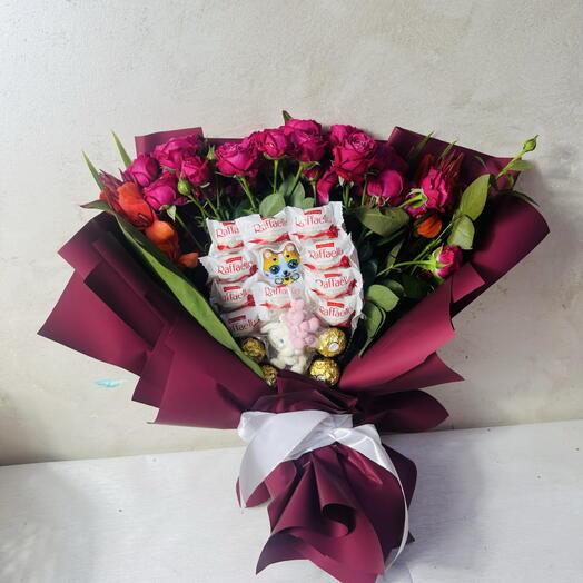 Кустовые розы с сладостями