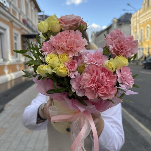 Стойкая композиция в шляпной коробке из ажурных диантусов, ароматной кустовой розой