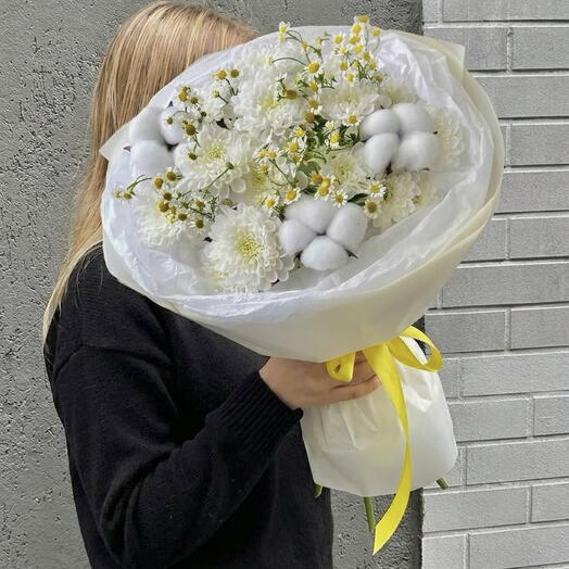 Букет с ромашками и хризантемой