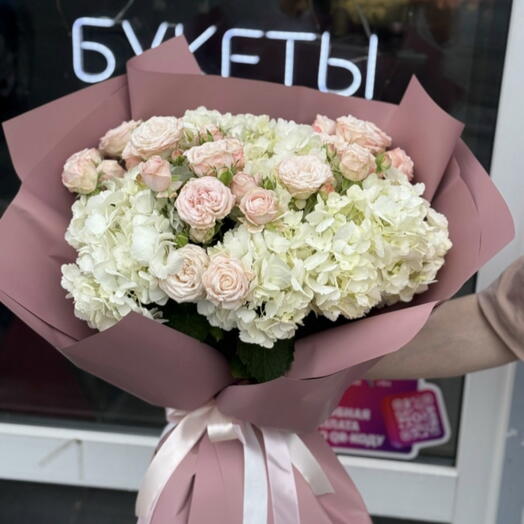 Букет с гортензией и кустовой розой