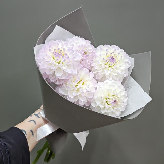 Букет комплимент из георгинов