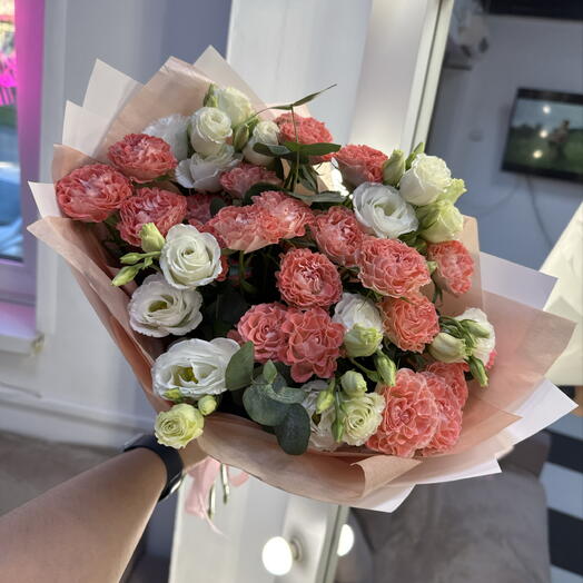 Авторский пионовидные розы кустовые и эустома