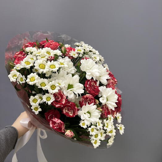 Букет из кустовых роз и хризантем