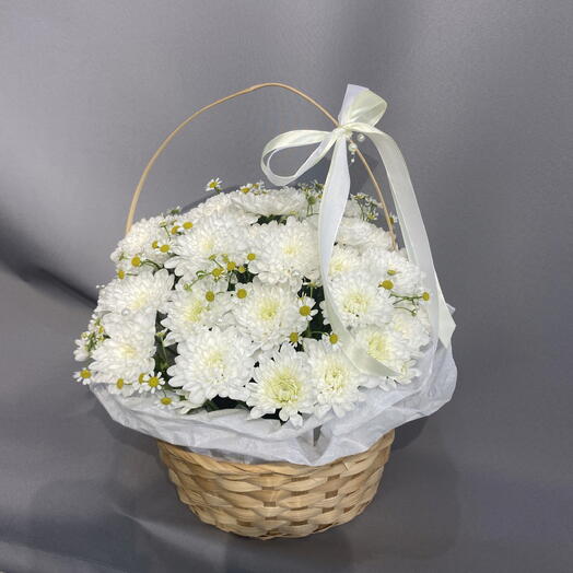 Корзина из кустовых хризантем и ромашек