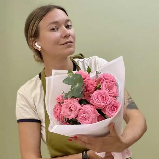Букет из 3 шт. Розовых кустовых роз Барбадос 60 см и ароматного эвкалипта 1 шт