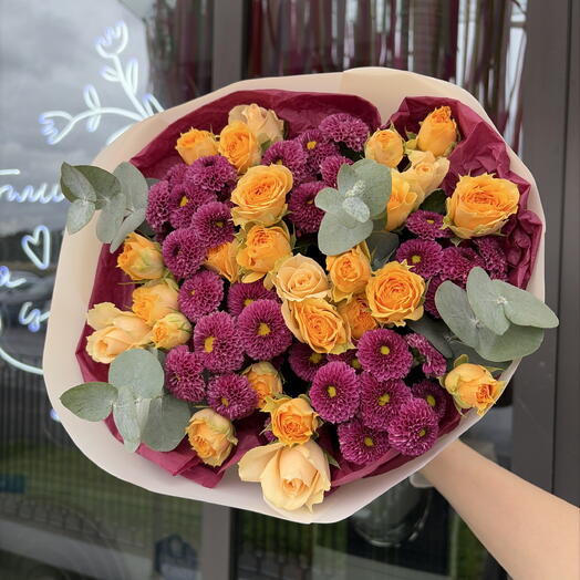 Яркий букет 💐 с кустовой розой и хризантемой сантини