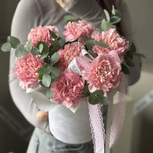 Нежная композиция из диантусов и эвкалипта