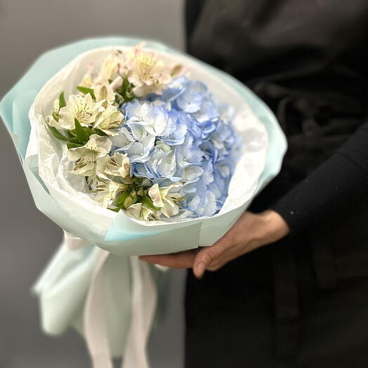 Compliment bouquet with hydrangea