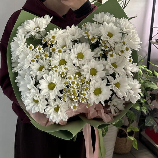 Стойкий букет с хризантемой и ромашкой 💚
