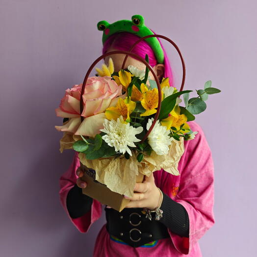 Композиция в сумке с розовой розой