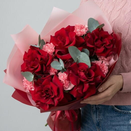 Букет из красных французских роз, диантусов и эвкалипта🌹