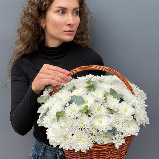 Корзинка с хризантемой и эвкалиптом
