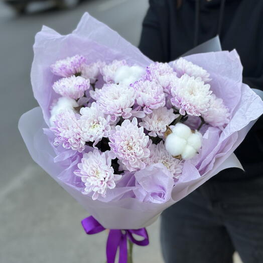 💜Стойкий и нежный сиреневый букет из кустовой хризантемы с добавлением воздушного хлопка 🌬️