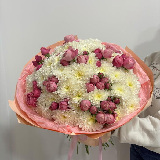 Кустовая роза с хризантем