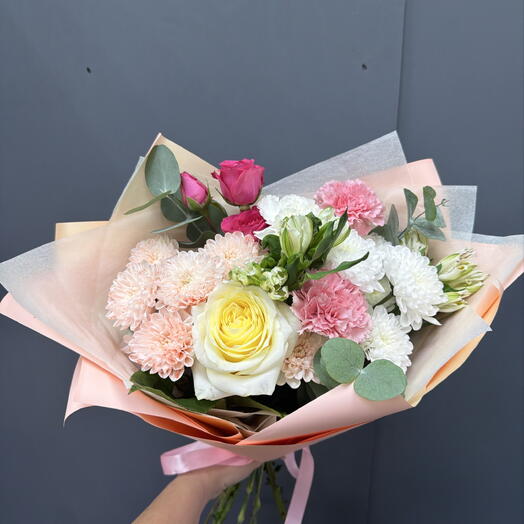 Авторский букет из роз, хризантем, эвкалипта и диантусов 💐