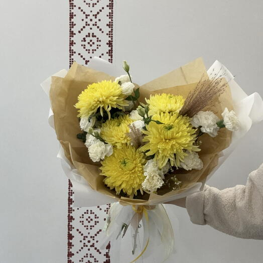 Букет с хризантемами и гвоздикой «Лучик»
