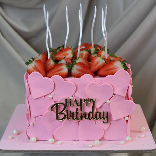 Торт "Сердечки" с клубникой, жемчугом и надписью Happy Birthday