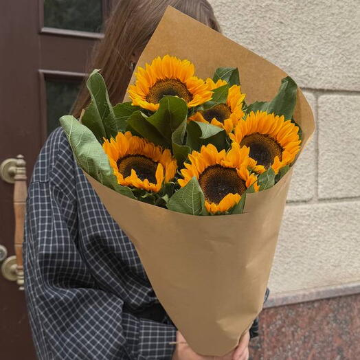 Букет из 5 подсолнухов в крафте