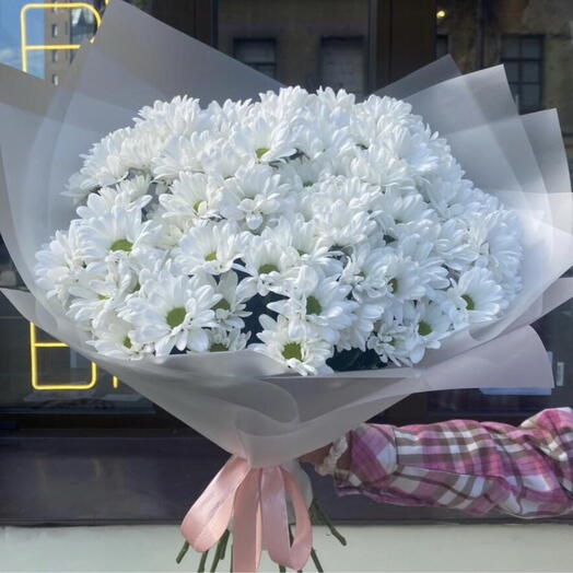 Букет из белых пышных кустовых хризантем