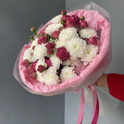 Букет из хризантем и кустовых пионовидных роз