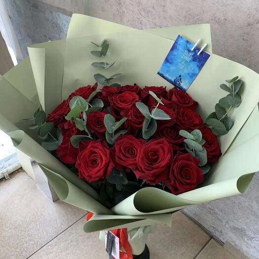 Букет из бордовых роз с эвкалиптом