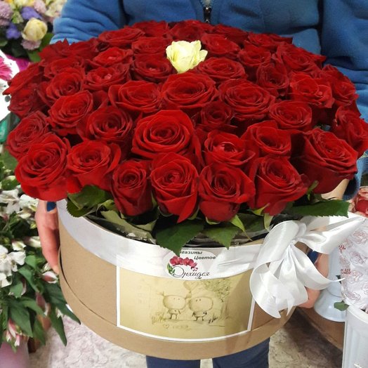 51 роза в коробке