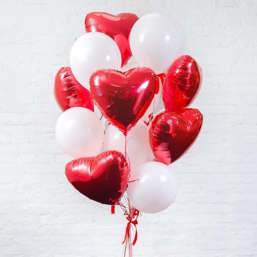Composición de bolas con corazones rojos