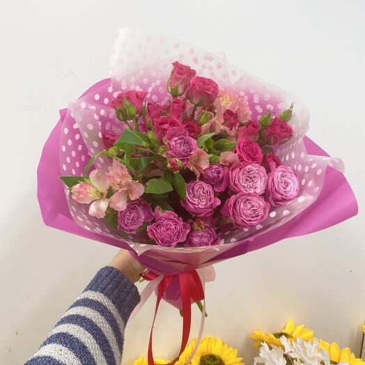 "Tierno beso" 💋 ramo de rosas peonías y alstroemeria
