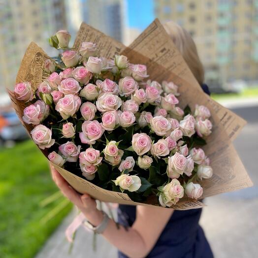 Пышный букет кустовых роз